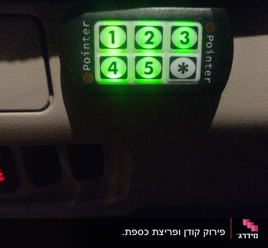 לוח מקשים מואר עם מספרים וכוכבית ברכב